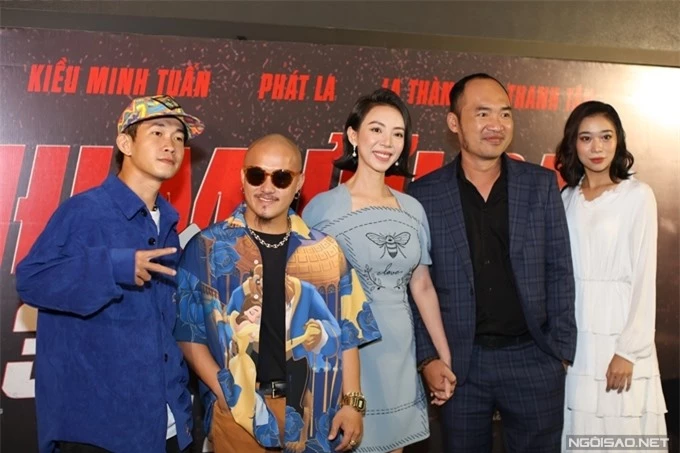 Bộ đôi rapper Pjnboys và Huỳnh James (bìa trái) hát nhạc phim. Diễn viên Nguyên Thảo (bìa phải) đóng một vai nhỏ trong phim.