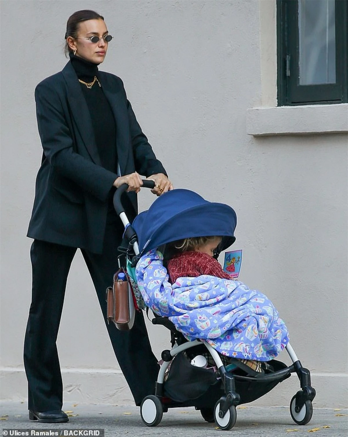 Irina Shayk là người nổi tiếng hiếm hoi ra phố với gương mặt mộc, không trang điểm.