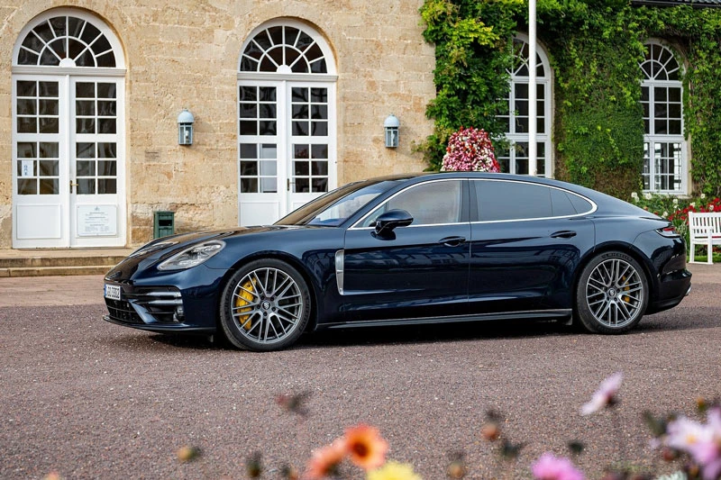 Porsche Panamera Turbo S E-Hybrid 2021. 