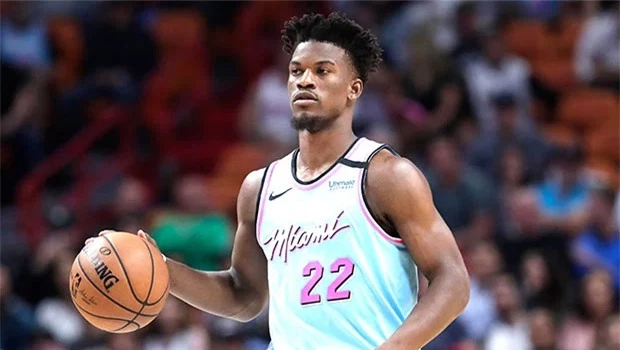 Jimmy Butler sinh năm 1989, là cầu thủ bóng rổ chuyên nghiệp của Mỹ.