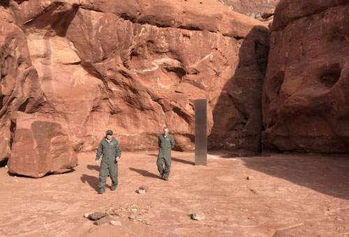 Khối kim loại bí ẩn bên trong sa mạc ở Mỹ