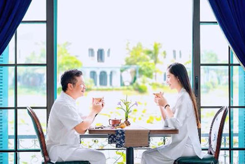 Bà xã Shark Hưng - Á hậu Thu Trang nói về thú vui tao nhã với chồng nhân kỷ niệm ngày quen nhau