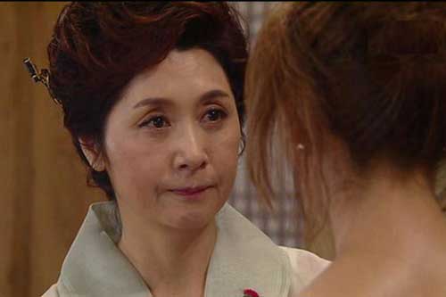 Em rể vừa mua tặng cái tivi, mẹ chồng liền khen tấm tắc rồi so sánh với con dâu "cả đời không biếu được nắm xôi", chị vợ liền tiết lộ 1 tin khiến bà ngã ngửa!