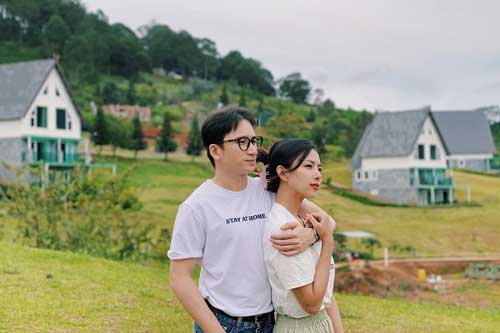 Phan Mạnh Quỳnh kỷ niệm 5 năm yêu đương cùng bạn gái hot girl