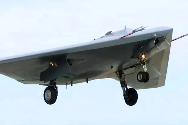 Máy bay không người lái S-70 Hunter do Nga nghiên cứu chế tạo. Ảnh: RIA Novosti.