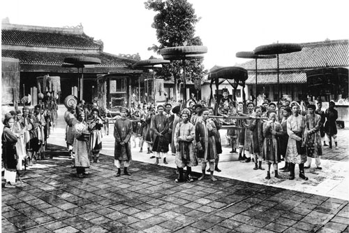 Độc đáo bộ ảnh chụp sinh hoạt của người Việt hơn 100 năm trước