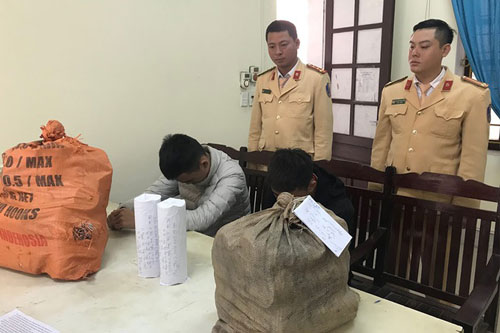 Nghệ An: Cuốn pháo nổ mang đi bán, nhóm học sinh bỏ chạy khi "đụng" CSGT