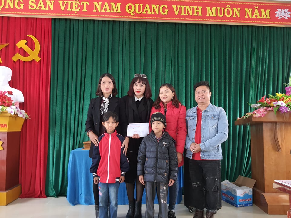 Công ty Du Lịch Việt Á và Hội Người cao tuổi Thái Nguyên chia sẻ khó khăn với bà con vùng lũ Quảng Bình