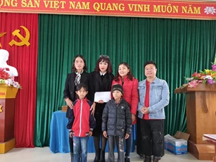 Công ty Du Lịch Việt Á và Hội Người cao tuổi Thái Nguyên chia sẻ khó khăn với bà con vùng lũ Quảng Bình