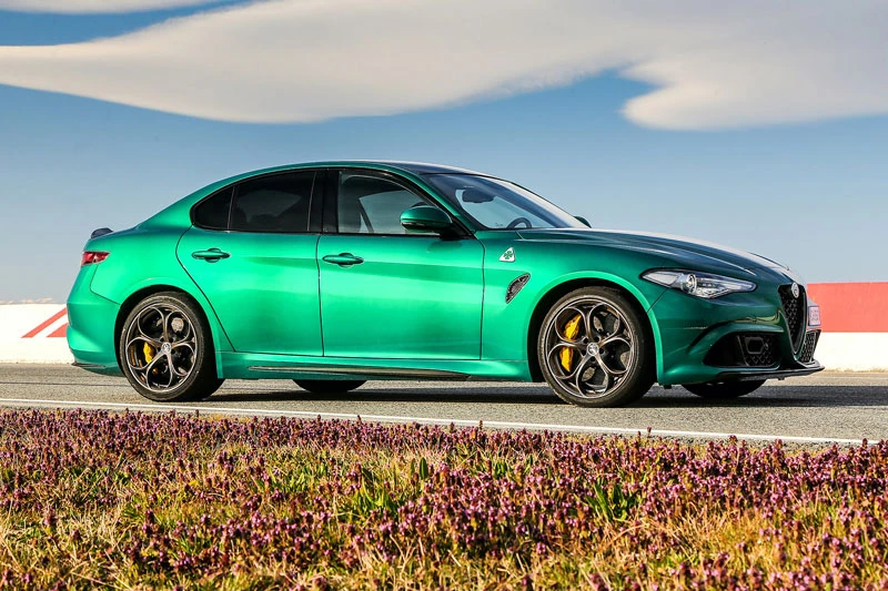 2. Alfa Romeo Giulia 2020 (giá khởi điểm: 39.400 USD).