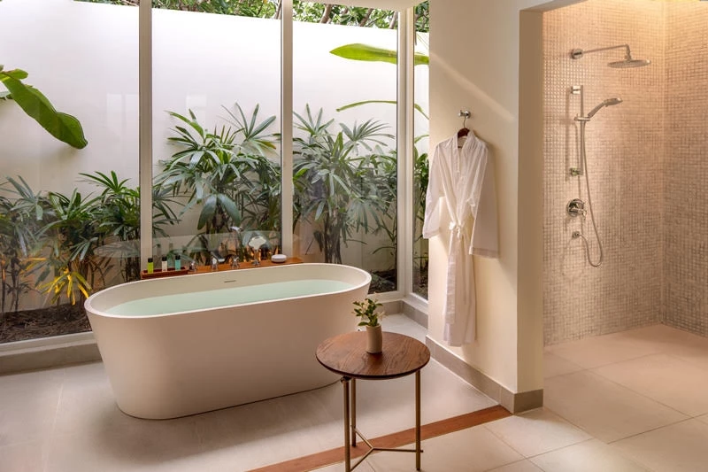Các phòng suite tại Azerai Kê Gà Bay được tái thiết với nét thẩm mỹ tinh tế đương đại, tối giản và thanh lịch.