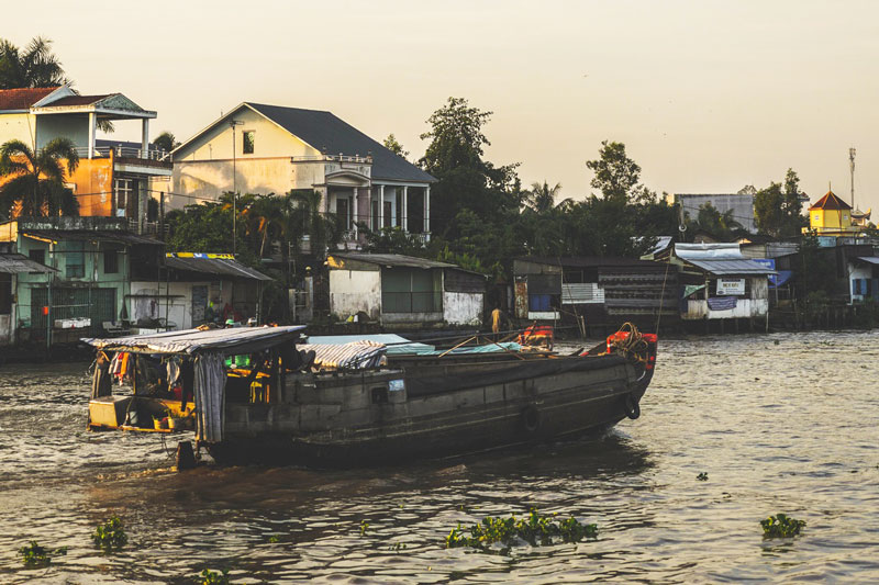 Ngắm bình minh trên chợ nổi ở Hậu Giang