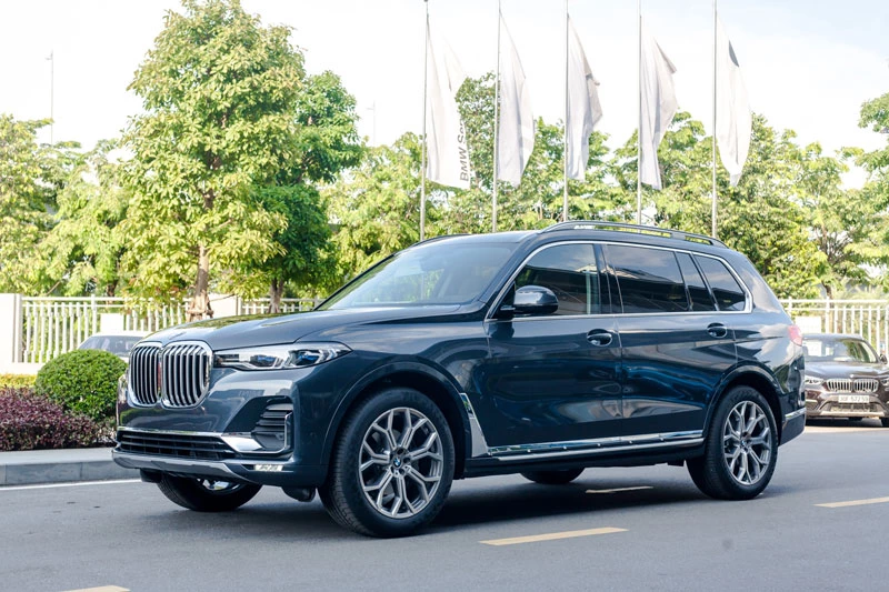 BMW X7.