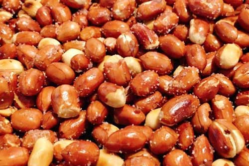 Đầu bếp mách 3 mẹo chiên lạc rang muối để mãi vẫn giòn