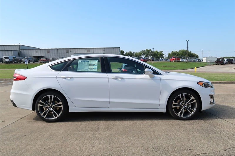 6. Ford Fusion Titanium 2020 (giá khởi điểm: 34.450 USD).