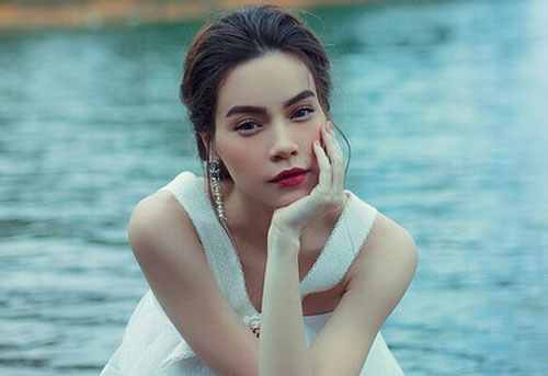 Hồ Ngọc Hà được nhắc nhở vì đi làm sớm sau sinh