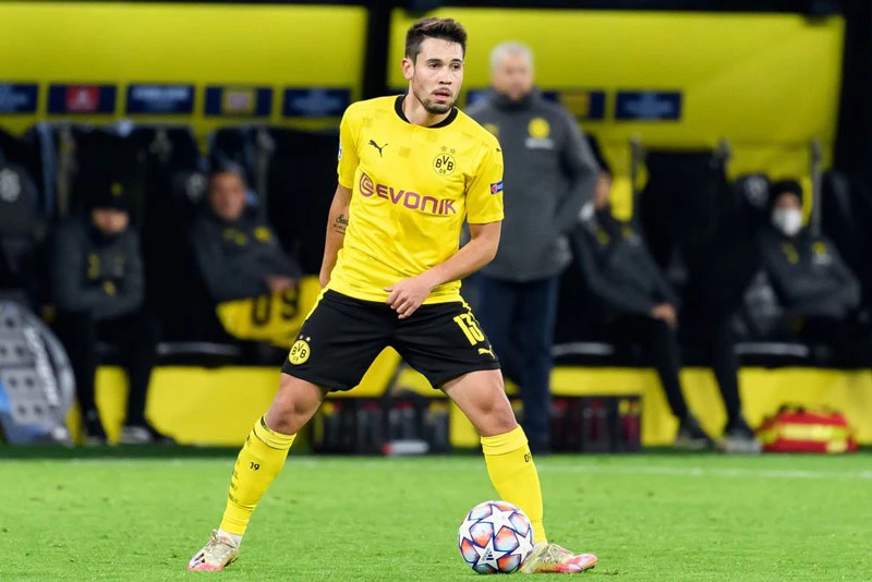 Tiền vệ: Raphael Guerreiro (Borussia Dortmund).