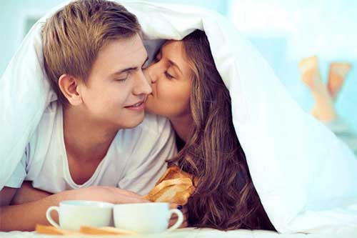 Tại sao lại nhắm mắt khi hôn?