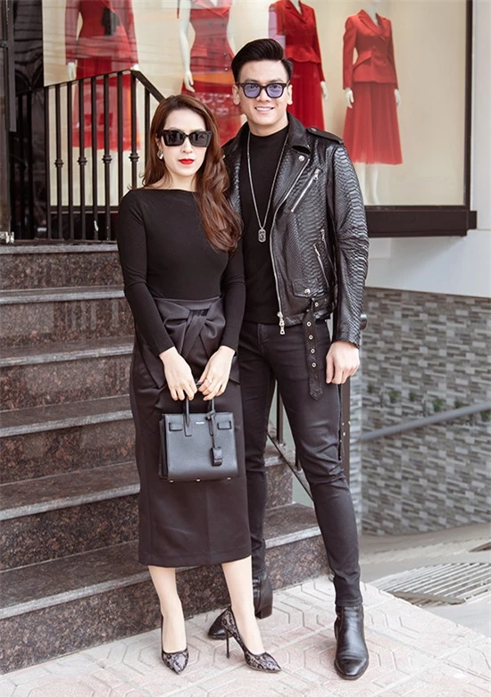Chàng thơ Lê Xuân Tiền (phải) cá tính với quần skinny, áo khoác da phối T-shirt dệt kim bên trong cùng loạt phụ kiện màu đen đồng điệu.