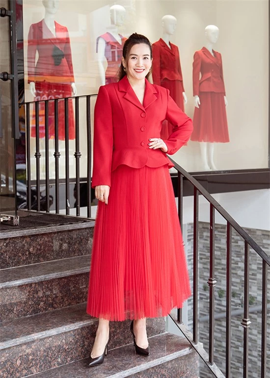 Mùa lễ hội cuối năm, doanh nhân Anh Thơ chọn một thiết kế khác phối hợp giữa vest thanh lịch, cá tính cùng chân vý xoè xếp li điệu đà với tông màu đỏ rực bắt mắt.