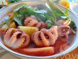 Canh bạch tuộc nấu chua hấp dẫn cho cuối tuần