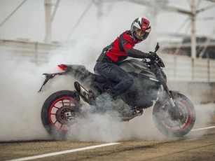 Ducati Monster 2021 sở hữu công suất mạnh mẽ hơn, trọng lượng nhẹ hơn