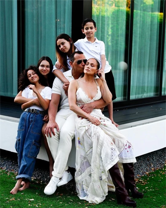 Jennifer Lopez bên chồng chưa cưới và bốn người con (hai con của cô và hai con của Alex).