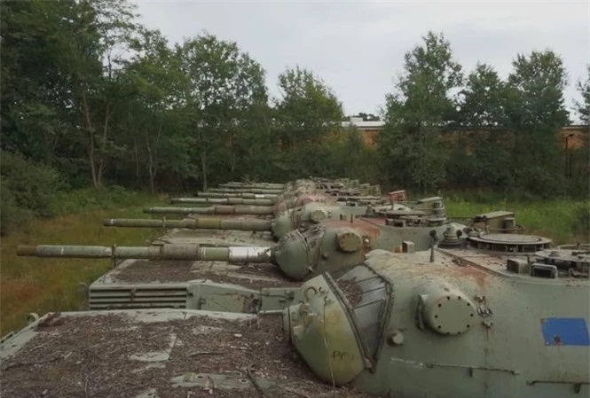 Các xe tăng Leopard 1 đã ngừng hoạt động tại căn cứ lưu trữ. Ảnh: Youtube