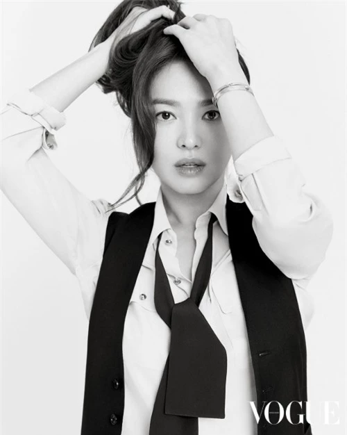 Một nguồn tin cho hay bố mẹ Song Hye Kyo đã ly dị từ khi cô còn nhỏ, sau đó mẹ một mình nuôi dạy con gái  trưởng thành. Song Hye Kyo hiếm nhắc về mẹ, không bao giờ nhắc về bố, cho thấy quan hệ trong gia đình cô là điều bí mật.