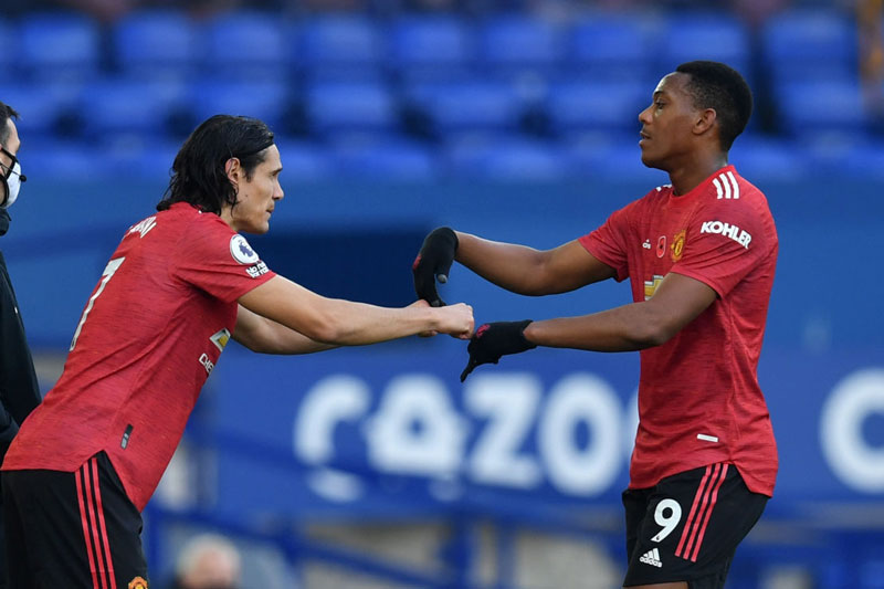 Scholes mong Cavani 'dạy dỗ' Martial và Greenwood