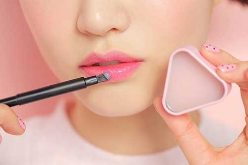 Mẹo giúp lớp trang điểm không bị trôi, đều màu khi đeo khẩu trang