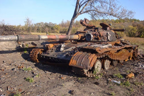 Một chiếc xe tăng bị hư hỏng trong chiến tranh.
