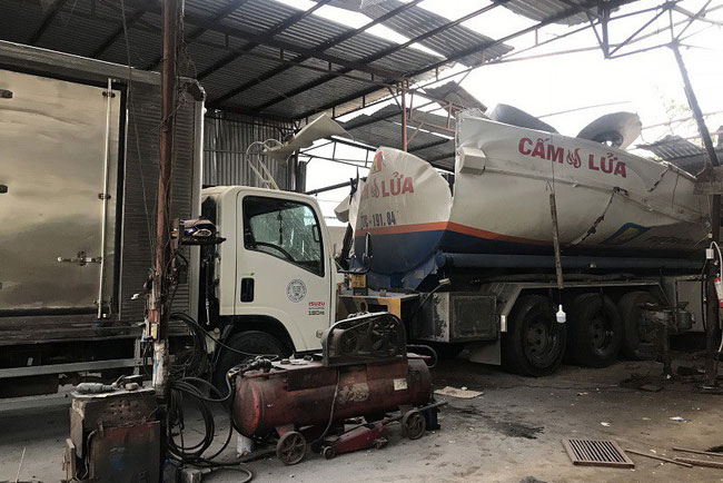 Nổ xe bồn chở xăng khi đang sửa, 3 người trọng thương