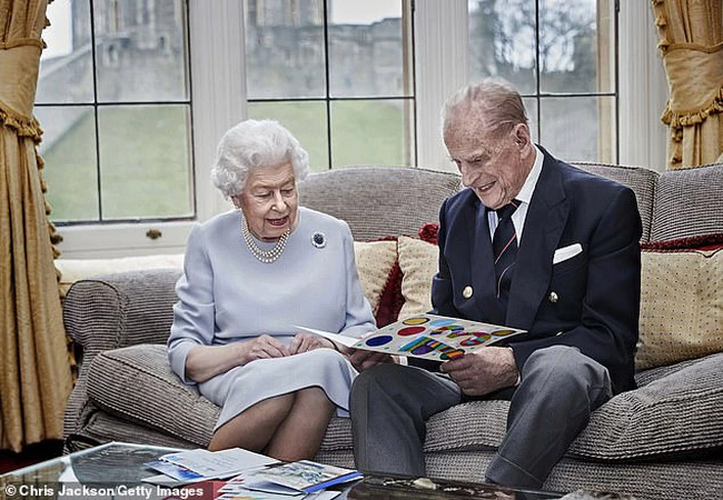 Nữ hoàng và Công tước xứ Edinburgh, người sẽ đón Giáng sinh 'lặng lẽ' tại Lâu đài Windsor năm nay, sẽ không đích thân trao quà cho các nhân viên hoàng gia, như truyền thống trong suốt triều đại của bà. (Ảnh: Getty Images)
