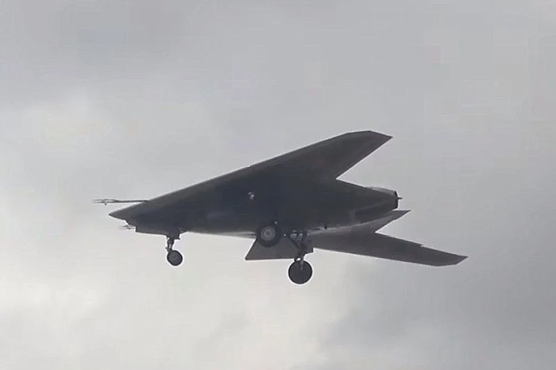 UAV của Nga Okhotnik lần đầu tiên được thử nghiệm với tên lửa không đối đất. UAV của Nga Okhotnik lần đầu tiên được thử nghiệm với tên lửa không đối đất.