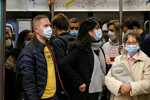 Hành khách trên tàu điện ngầm tại Paris, Pháp. Ảnh: Getty Images