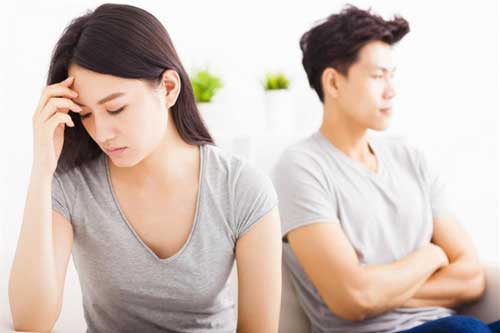 Vợ ốm nằm liệt giường, chồng để bát đĩa nguyên ngày không rửa với lí lẽ "chuyện của đàn bà”, vợ ra “chiêu độc” khiến anh ta cun cút chạy đi làm ngay