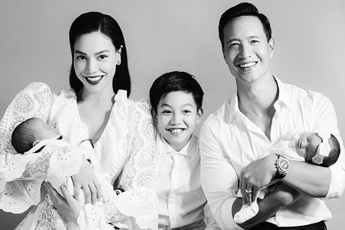 Hồ Ngọc Hà mừng đầy tháng cặp sinh đôi