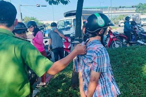TP.HCM: Tài xế taxi dừng xe cứu người gặp tai nạn, bị trộm lẻn lên xe lấy điện thoại