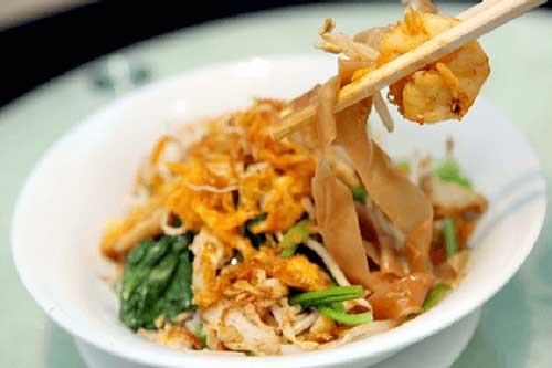 Trổ tài làm bánh đa trộn thơm ngon không kém ngoài hàng, mẹ chồng tấm tắc khen dâu đảm