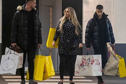 Vừa tuyên bố phá sản, Katie Price lại đi sắm loạt đồ hiệu