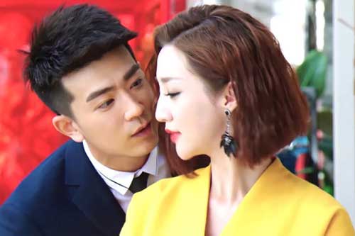 Tôi tá hỏa vì vợ liên tục chuyển tiền cho người đàn ông lạ với dòng nhắn "hữu duyên!", hóa ra hành động ngớ ngẩn này bắt nguồn từ chiếc hộp dưới gầm giường