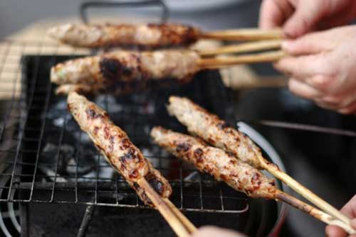 Cách làm nem lụi Huế ngon mê ly, thơm hết ý
