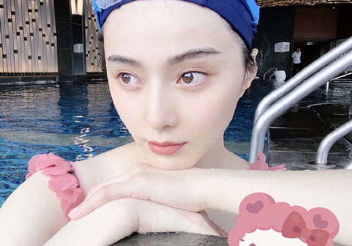 Đăng ảnh selfie ở bể bơi, Phạm Băng Băng để mặt mộc V-line ở tuổi 40