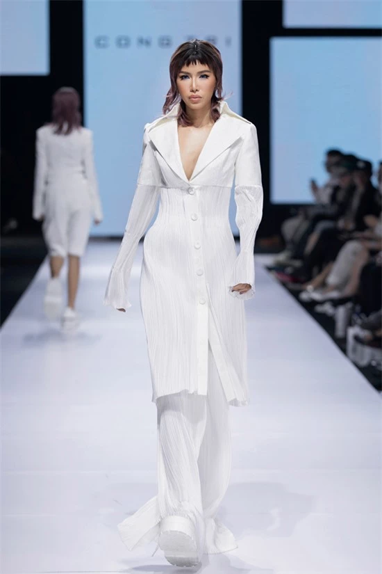 Đỗ Thị Hà lần đầu catwalk bên đàn chị - 12