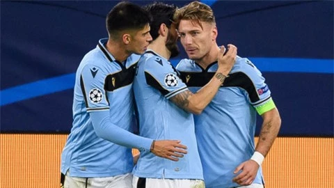 Immobile (bìa phải) và các đồng đội ở Lazio sau bàn gỡ hòa 1-1 vào lưới đội bóng cũ Dortmund