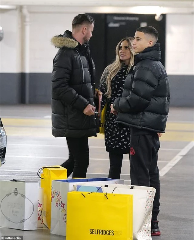 Vừa tuyên bố phá sản, Katie Price lại đi sắm loạt đồ hiệu - 3