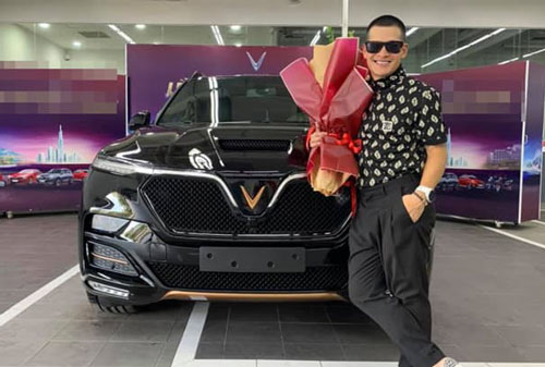 Đạo diễn 'Sao Mai điểm hẹn' Việt Tú tậu xế hộp mới gần 5 tỷ, đến Hồ Ngọc Hà cũng phải trầm trồ