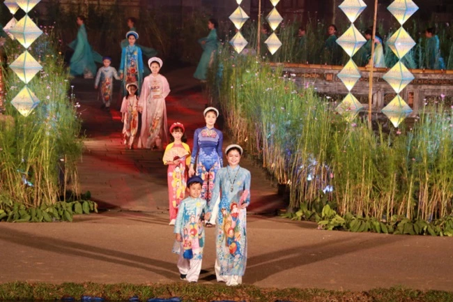 Chương trình "Lễ hội áo dài" là điểm nhấn tại các kỳ Festival Huế.