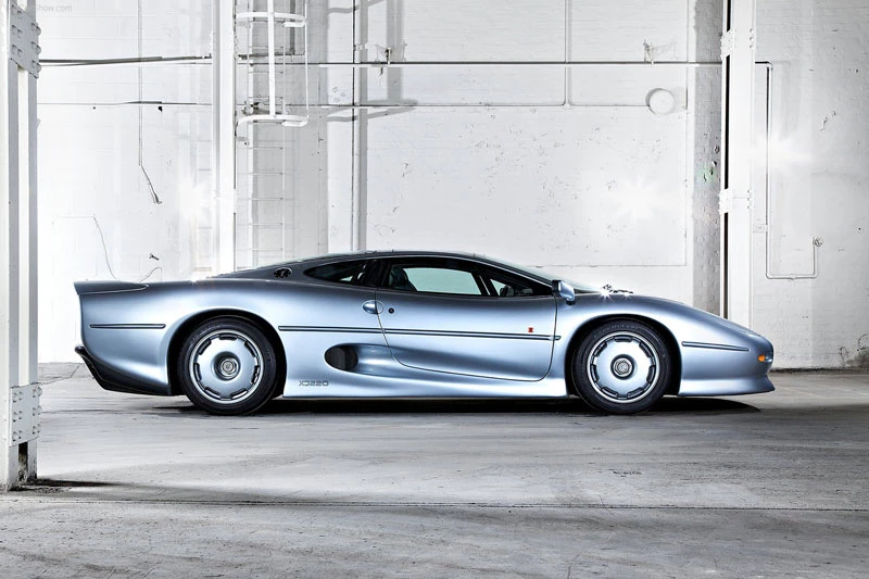 2. Jaguar XJ220 (vận tốc tối đa: 341 km/h).